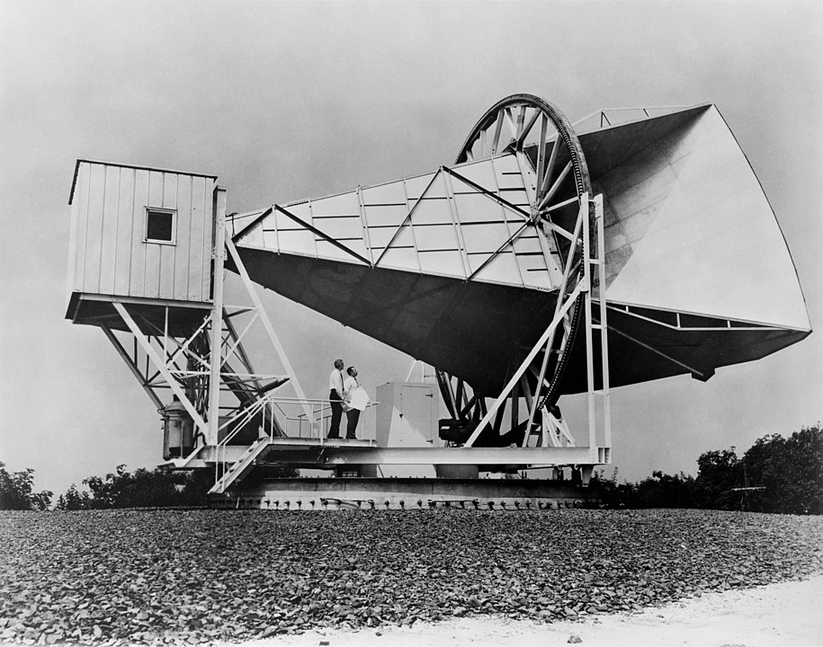 L’antenne cornet Holmdel de 15 mètres des Bell Telephone Laboratories à Holmdel, avec Arno Penzias et Robert Wilson, qui a permis la découverte du CMB. Elle a été construite en 1959 dans le cadre d’un travail sur les satellites de communication pour la NASA ECHO I (By NASA, restored by Bammesk).